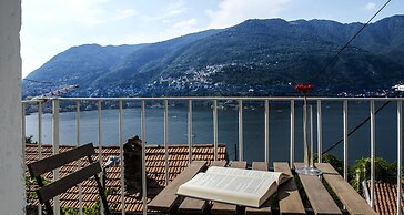 JOIVY Stunning 2-BR Flat w/ Balcony