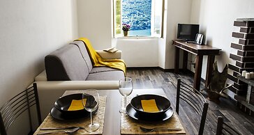 JOIVY Stunning 2-BR Flat w/ Balcony