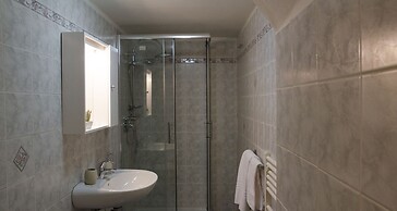 JOIVY Stunning 2-BR Flat w/ Balcony