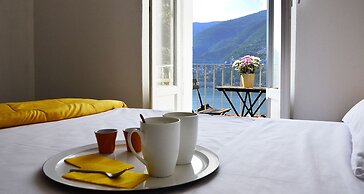 JOIVY Stunning 2-BR Flat w/ Balcony