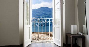 JOIVY Stunning 2-BR Flat w/ Balcony