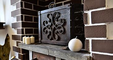 JOIVY Stunning 2-BR Flat w/ Balcony