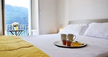 JOIVY Stunning 2-BR Flat w/ Balcony