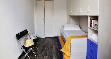 JOIVY Stunning 2-BR Flat w/ Balcony