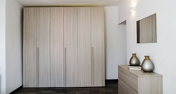 JOIVY Stunning 2-BR Flat w/ Balcony