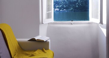 JOIVY Stunning 2-BR Flat w/ Balcony