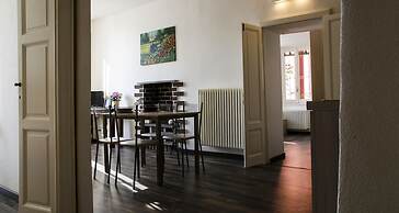 JOIVY Stunning 2-BR Flat w/ Balcony