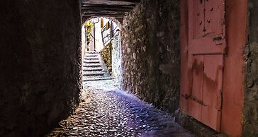 JOIVY Stunning 2-BR Flat w/ Balcony