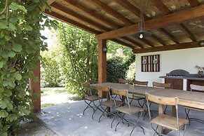 Altido 2 Bed Villa with Beautiful Garden in Forte dei Marmi
