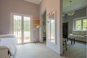 JOIVY 2 Bed Villa with Beautiful Garden in Forte dei Marmi