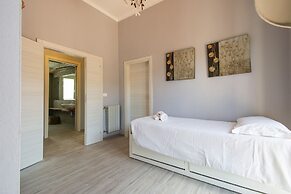 JOIVY 2 Bed Villa with Beautiful Garden in Forte dei Marmi