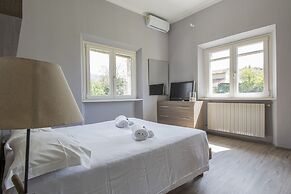 JOIVY 2 Bed Villa with Beautiful Garden in Forte dei Marmi