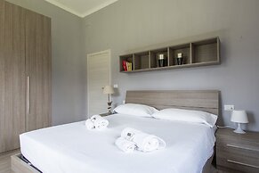 JOIVY 2 Bed Villa with Beautiful Garden in Forte dei Marmi