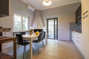 JOIVY 2 Bed Villa with Beautiful Garden in Forte dei Marmi