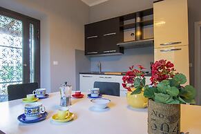 JOIVY 2 Bed Villa with Beautiful Garden in Forte dei Marmi