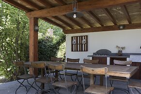 JOIVY 2 Bed Villa with Beautiful Garden in Forte dei Marmi