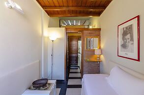 JOIVY Cosy Apt For 6 In An Ancient Pirate Watchtower