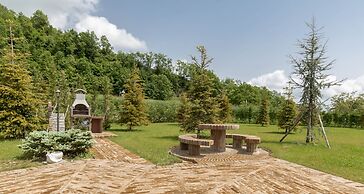 JOIVY Superb Villa For 7 W/Backyard And Bbq Area In Vaccarezza