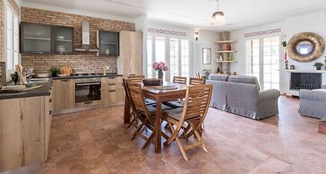 JOIVY Superb Villa For 7 W/Backyard And Bbq Area In Vaccarezza