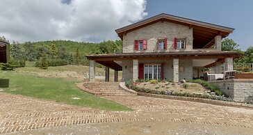 JOIVY Superb Villa For 7 W/Backyard And Bbq Area In Vaccarezza