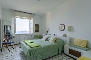 JOIVY Spectacular Sea View Apt For 5 W/Terrace