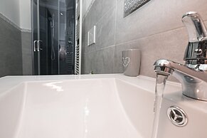 JOIVY Stylish 3-bed flat near the Genoa Aquarium