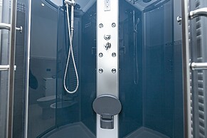 JOIVY Stylish 3-bed flat near the Genoa Aquarium