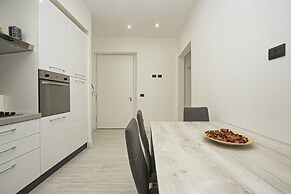 JOIVY Stylish 3-bed flat near the Genoa Aquarium