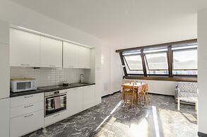 JOIVY Spacious Apt For 6, Near Train Station And Beach