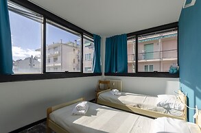 JOIVY Spacious Apt For 6, Near Train Station And Beach