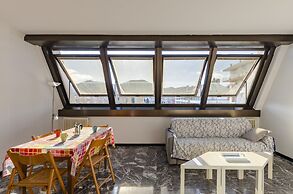 JOIVY Spacious Apt For 6, Near Train Station And Beach