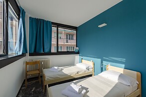 JOIVY Spacious Apt For 6, Near Train Station And Beach