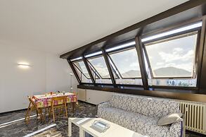 JOIVY Spacious Apt For 6, Near Train Station And Beach