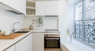 JOIVY Fulcorina Brera Chic apt near the Royal Palace