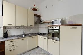 JOIVY Family Apt For 6, Right Next To The Beach