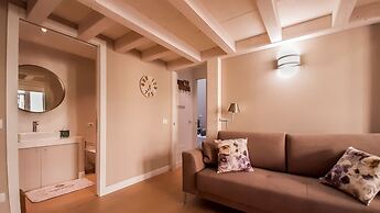 JOIVY Sophisticated 2 Br Loft For 4