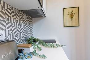 JOIVY Lovely Flat For 2, Quiet Street Near Centre