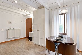 JOIVY Beautiful Studio For 2 Near Sempione Park