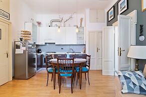 JOIVY Warm Flat For 3 In Isola, 10 Min To Centre