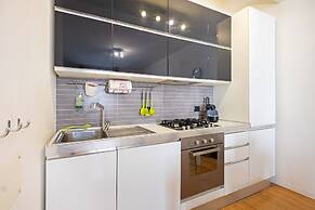 JOIVY Lovely Flat For 4 W/Balcony Near Porta Romana