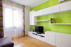 JOIVY Lovely Flat For 4 W/Balcony Near Porta Romana