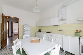 JOIVY Family Flat W/Terrace & Parking Near Beach