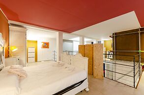 JOIVY Stylish Open-Plan Flat In Historic Centre