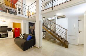 JOIVY Stylish Open-Plan Flat In Historic Centre