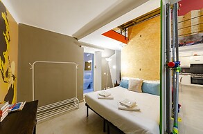 JOIVY Stylish Open-Plan Flat In Historic Centre