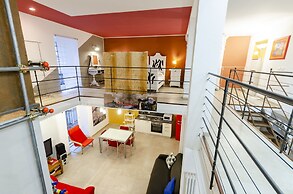 JOIVY Stylish Open-Plan Flat In Historic Centre