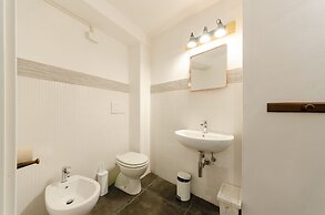 JOIVY Stylish Open-Plan Flat In Historic Centre