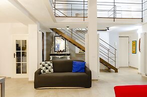 JOIVY Stylish Open-Plan Flat In Historic Centre