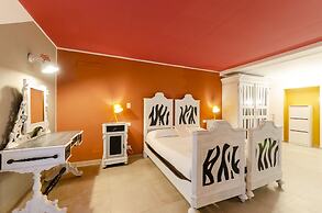 JOIVY Stylish Open-Plan Flat In Historic Centre