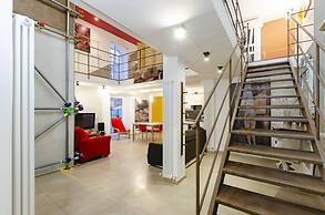 JOIVY Stylish Open-Plan Flat In Historic Centre